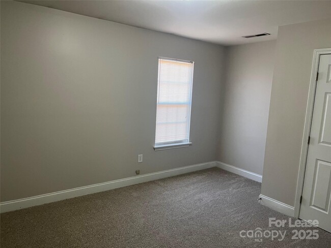 Building Photo - 1923 Crestmont St