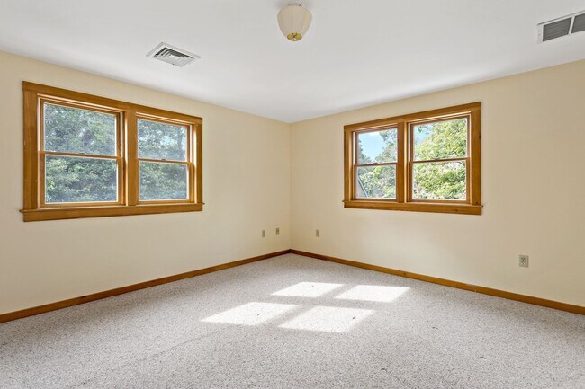 Building Photo - 1 Fern Ln
