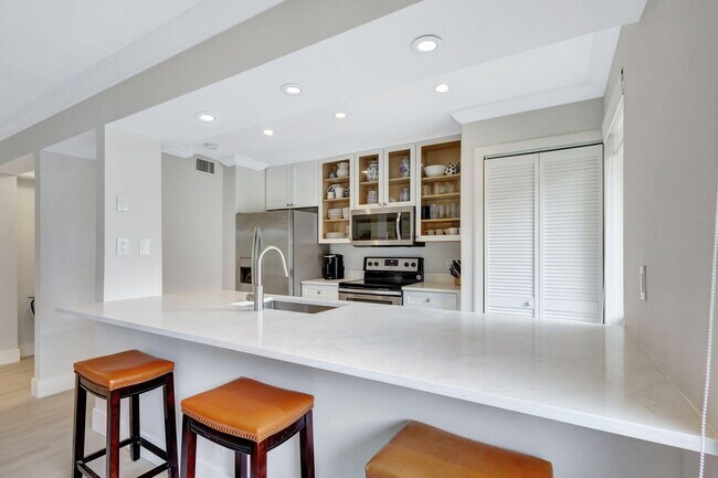 Building Photo - 438 Brackenwood Ln S