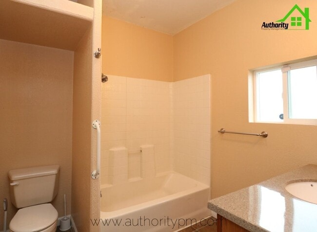 Building Photo - 1201 Willis St