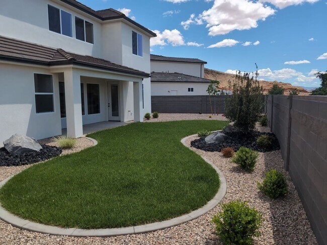 Building Photo - Newly Built, 5 Bedroom, 4 Bathroom Home in...