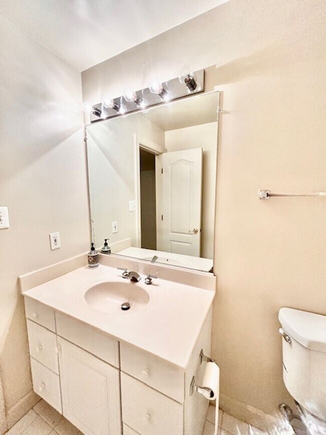 Building Photo - 10503 Aubinoe Farm Dr