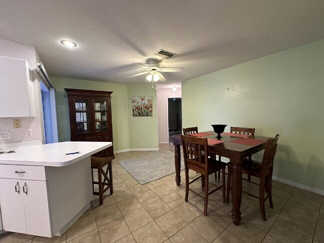 Building Photo - You'll love this charming 3/2/2 home in th...