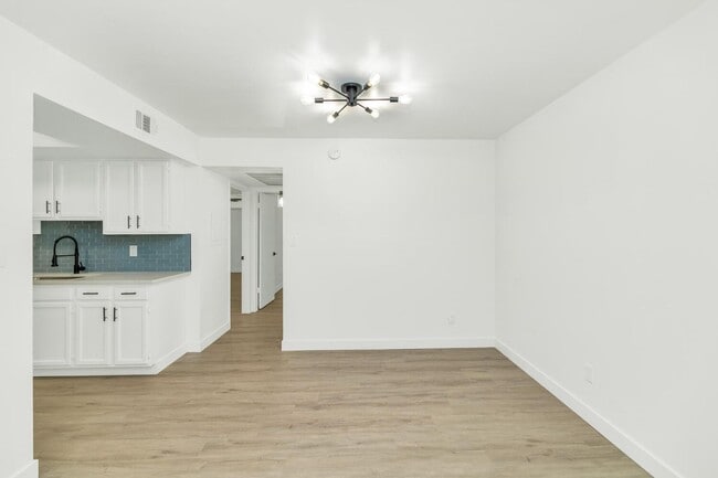 Building Photo - SPECTACULAR 1 BEDROOM 1 BATHROOM LOWER LEV...