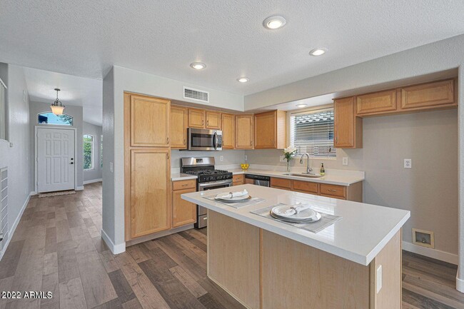 Building Photo - 15841 W Moreland St