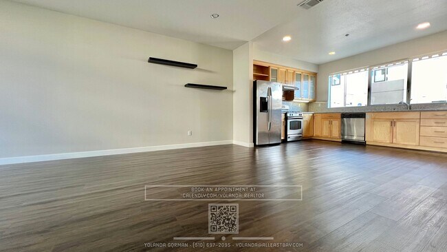 Building Photo - Contemporary Townhouse Living at Its Finest