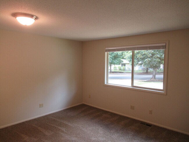 Building Photo - Great Three Bedroom Close South Salem