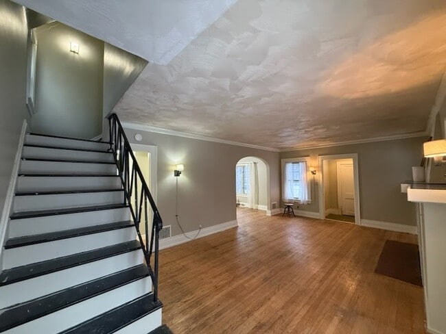 Building Photo - 721 Salt Springs Rd