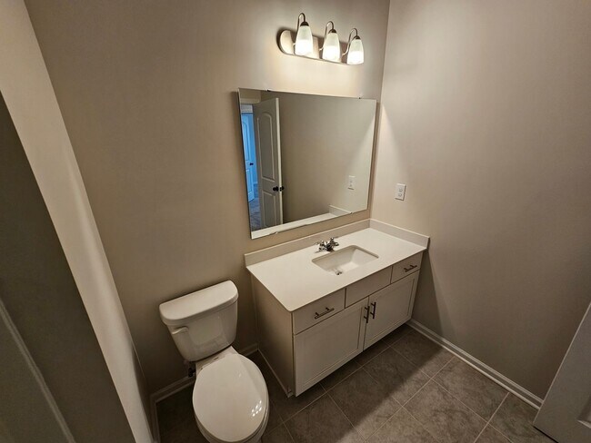 Building Photo - Like New Townhome in Mint Hill