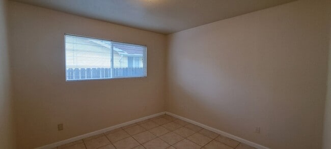 Building Photo - Wow this Charmer has 4 Bedrooms with 2 Primary Bedrooms w/Full Bathrooms