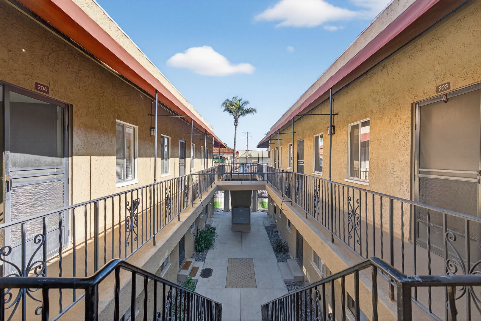 Building Photo - 905 Cherry Ave