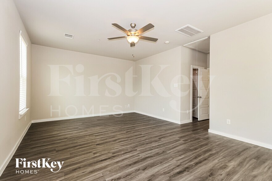 Building Photo - 305 N Centro Cir