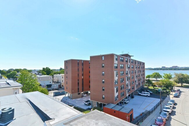 Building Photo - 470 E 8th St