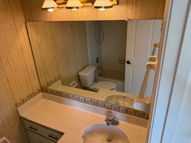 Building Photo - 150 Limewood Pl