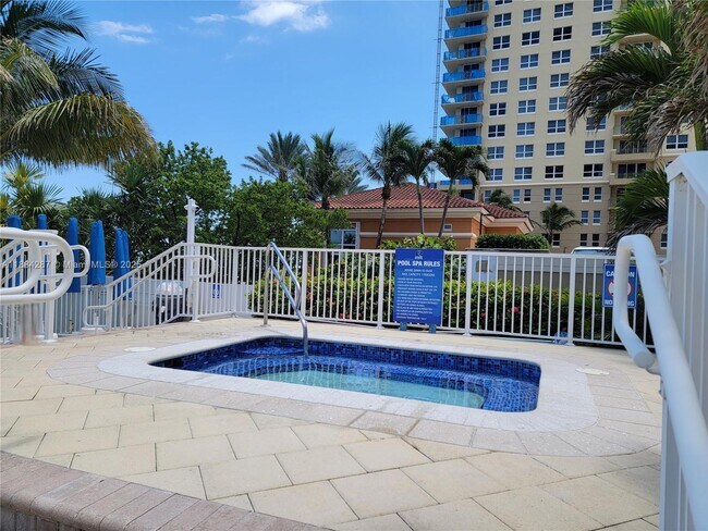 Building Photo - 2030 S Ocean Dr