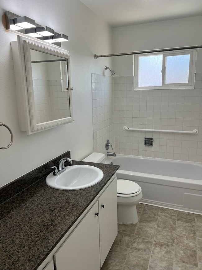 Building Photo - UPSTAIRS 2 BED UNIT IN ROSEVILLE!!