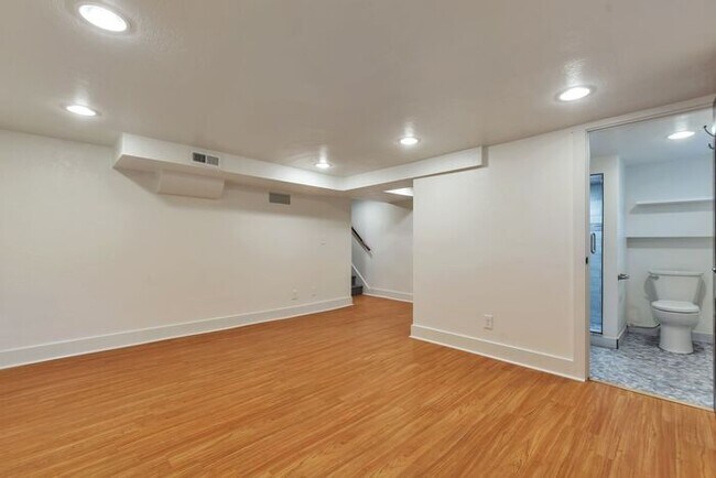 Building Photo - 4858 Viewmont St