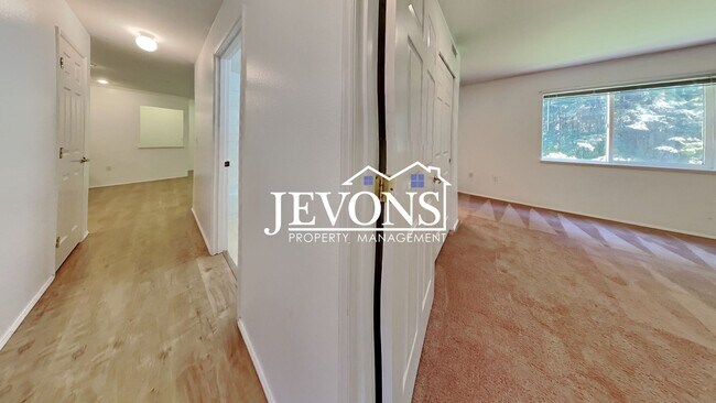 Building Photo - Condo with Swimming Pool and Private Enclosed 1-Car Garage in Klahanie Neighborhood