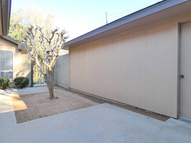Building Photo - 604 Golfview Dr