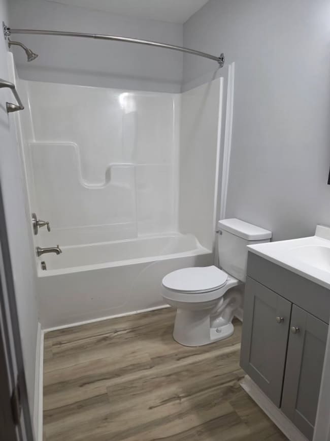 Building Photo - Newly Renovated 1-Bedroom Apartment ( 60 +)Available