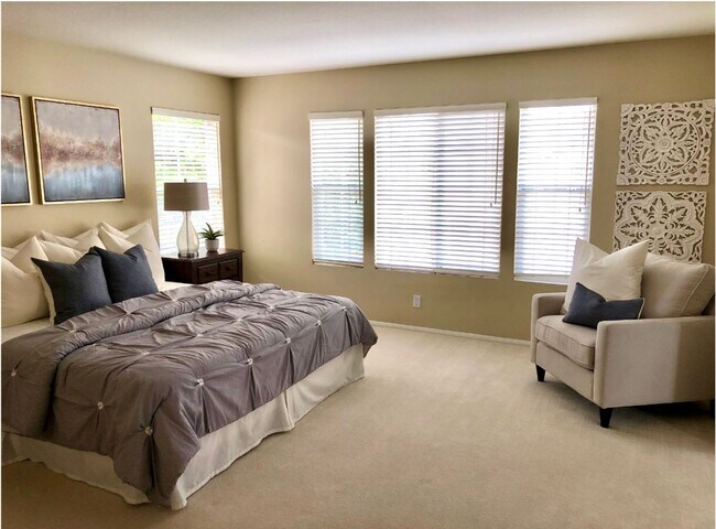 Building Photo - Spacious 4-Bedroom/2.5-Bath Home with Char...