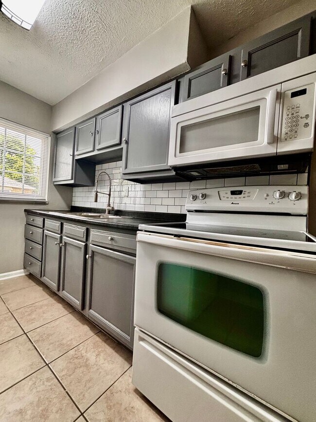 Interior Photo - 523 Hadley Avenue