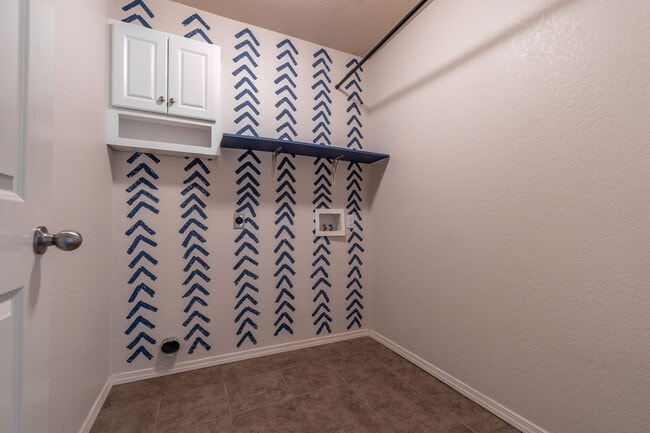 Building Photo - Secure Comfort: Beautiful 3 Bed, 2 Bath Ho...