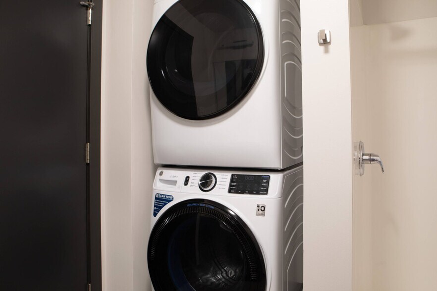 Building Photo - 333 W State St