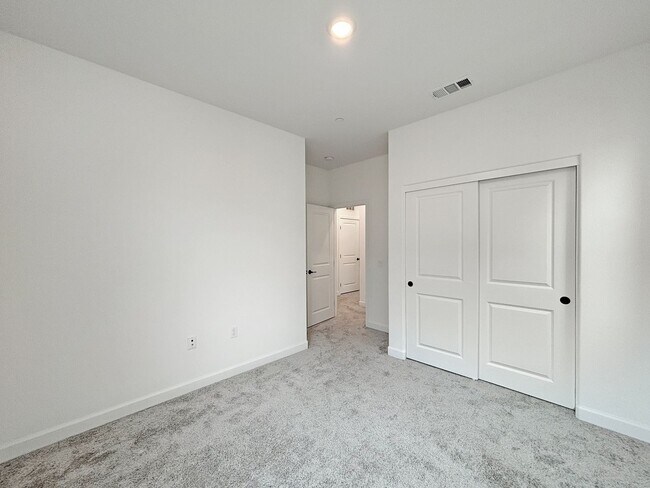 Building Photo - Spacious 3-Bedroom, 3-Bathroom Townhome in...