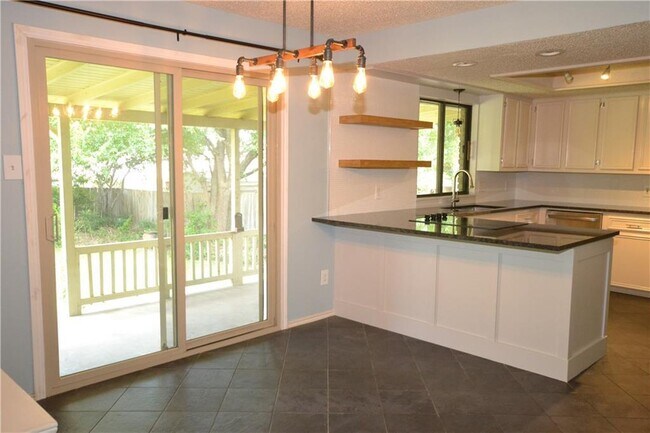 Building Photo - 402 Greenwood Dr