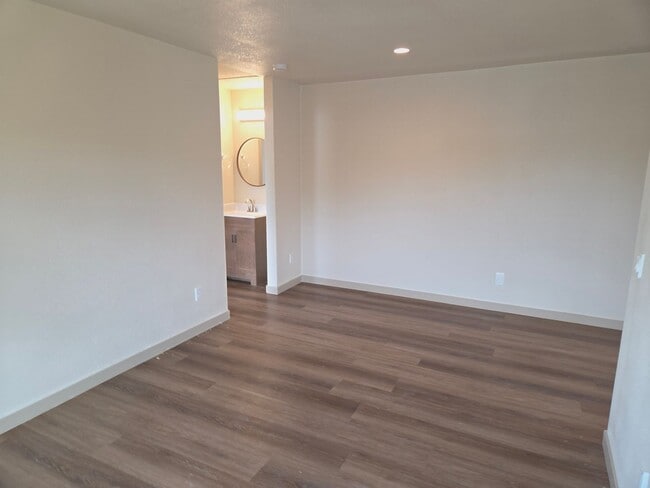 Building Photo - 1805 James Pl