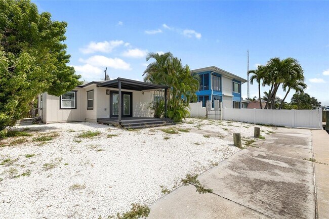 Building Photo - 231 E Madeira Ave