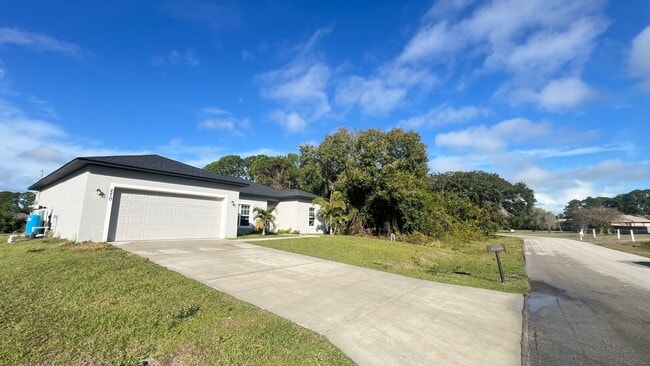 Building Photo - Incredible 3 Bedroom, 2 Bathroom Home in Palm Bay!!