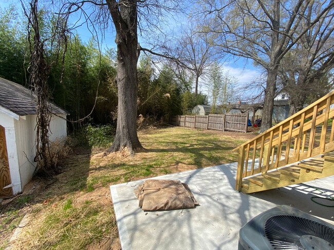 Building Photo - Lawncare and water included- 1 Bed 1.5 Bat...