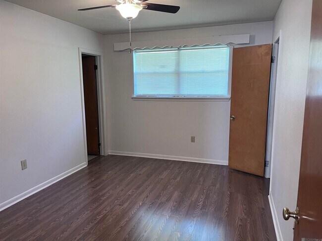 Building Photo - 3135 Woodcrest Dr