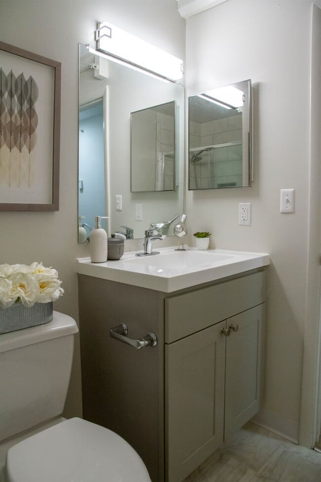 Building Photo - Two Bedroom Signature Style Apartment on t...