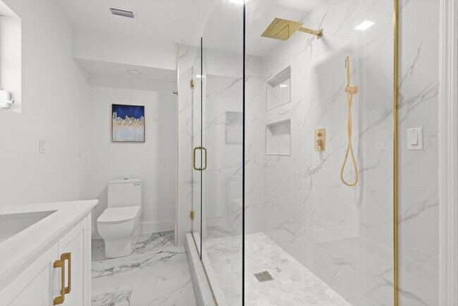 Building Photo - Newly Renovated Pool Home