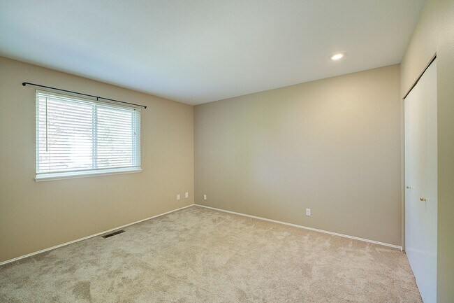 Building Photo - 3bd/2.25ba Sammamish Home