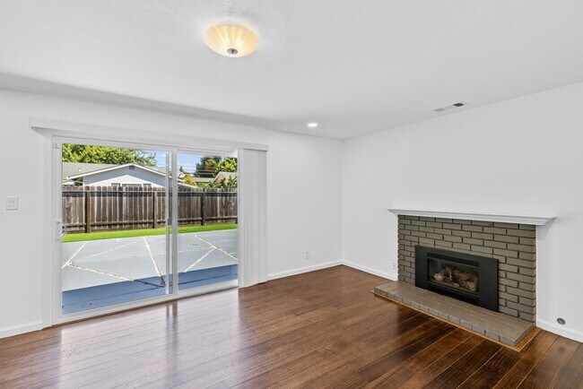 Building Photo - Updated 4 Bedroom 2 Bath North Napa Home