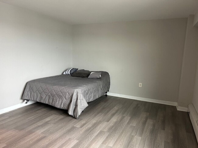 Building Photo - Recently Renovated 1 Bedroom Apartment with a Breathtaking View! Ready for Move-In!