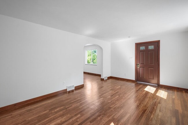 Building Photo - AVAILABLE OCT 1ST!! GORGEOUS & TOTALLY REN...
