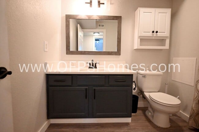 Building Photo - Charming 1-Bedroom Condo in Prime Destin L...