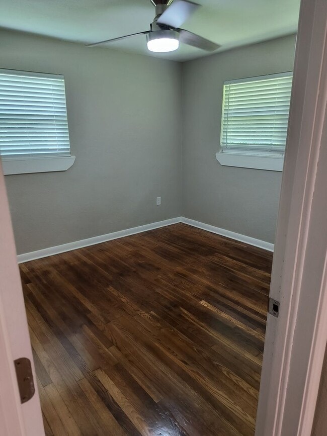 Building Photo - GORGEOUS REMODELED 3 BEDROOM 2 BATH