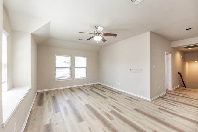 Building Photo - 2414 Garden Falls Dr