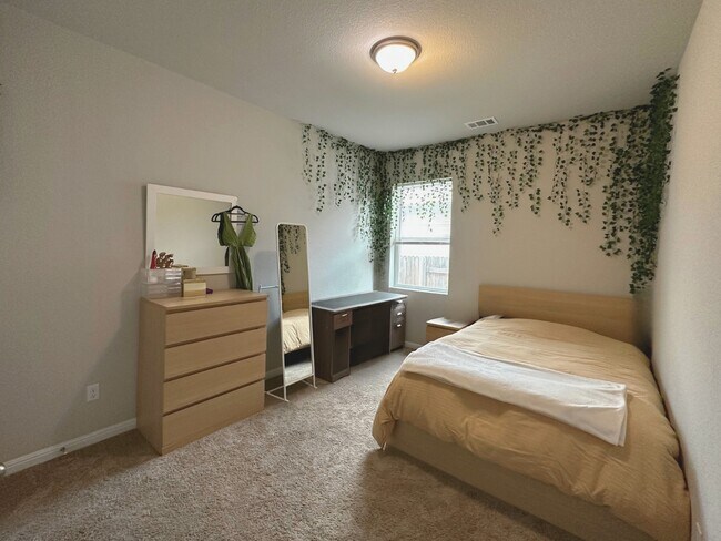 Building Photo - 393 Gaida Loop