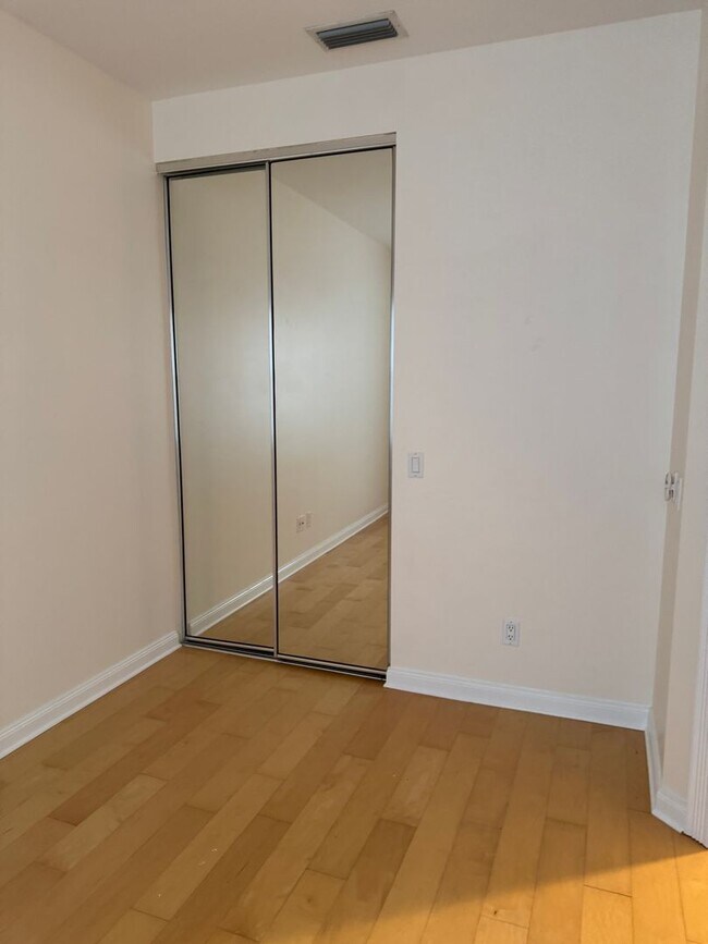 Building Photo - Lakeside Luxury Living in Island Walk – 3B...