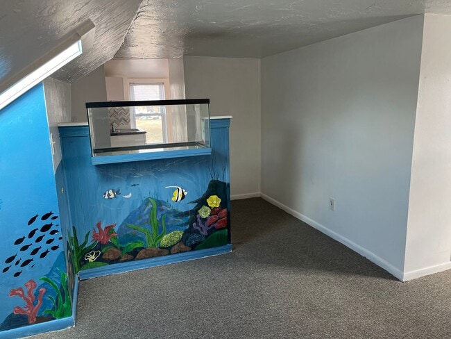 Building Photo - Sunny, Clean, Quiet 2 bedroom 1 bath 2nd floor apartment