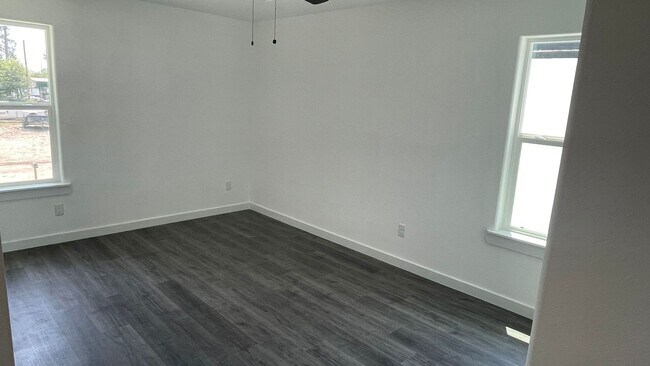 Building Photo - ?Find Your Perfect Match – Stylish 3-Bed Home ?