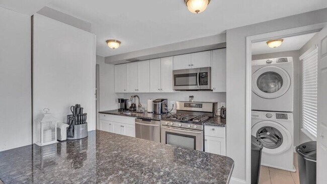 Building Photo - 1226 1/2 Briarwood Rd-