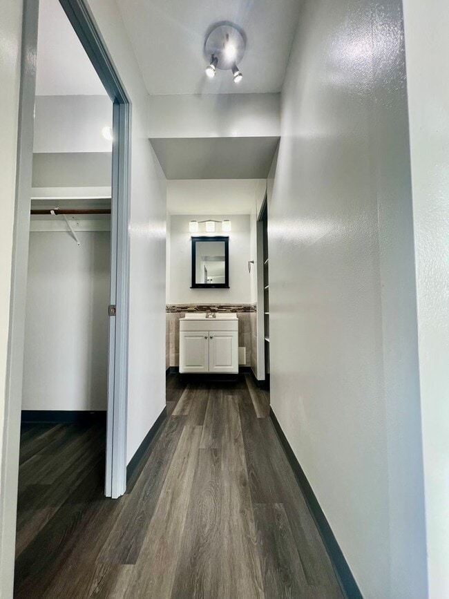 Building Photo - Beautiful 1/1/1 with Sunset Views